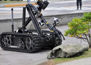 De winterjas kan gecontroleerd tot ontploffing gebracht worden met een robot van de modepolitie.