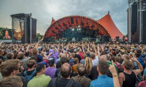 FACTCHECK: Mag de politie u naakt fouilleren op festivals?