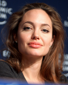 Zelfs de meest rabiate homo heeft slechts enkele sessies met Angelina Jolie nodig om van zijn seksuele stoornis te genezen. (Foto: Remy Steinegger, CC BY SA 2.0)