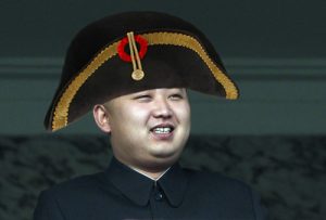 Kim-Jong-un sprak de rouwende bevolking onmiddellijk toe met een geruststellend onnozel hoofddeksel.