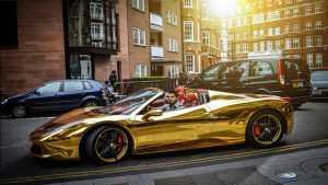 De gouden Lamborghini van de journalist werd alvast in beslag genomen (Beeld YouTube)