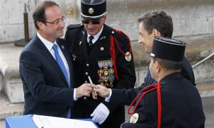 François Hollande neemt ambtsvrouw Carla Bruni officieel in gebruik