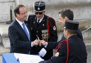 Hollande en Sarkozy ondertekenden vanochtend de overdracht van Carla Bruni.