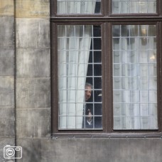 De Vlaming kijkt het liefst naar andere Vlamingen van achter een wit gordijn.