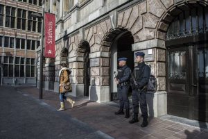 Agenten vielen het Antwerpse stadhuis binnen. (Foto: HLN)