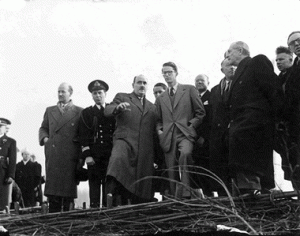 Koning Boudewijn bezoekt het overstroomde Ruisbroek in 1976.