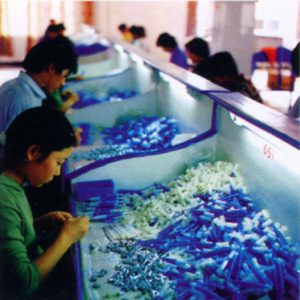 Chinese arbeiders in de fabriek van Foxconn, waar veel Westerse merken hun draadloze pennen laten assembleren.