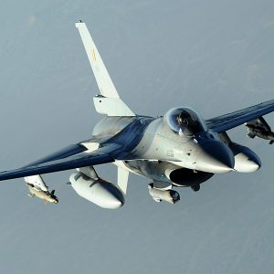 Belgische F-16's boven Libië. De no-flyzone wordt door niemand geëerbiedigd.