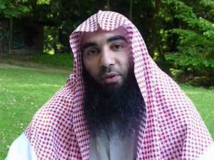 Sharia4Belgium-kopstuk Fouad Belkacem zint het niks dat hij zich met tegensprekelijke argumenten moet verdedigen tegen een seculiere rechter. (Foto: Youtube)