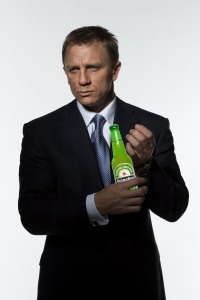 Voortaan drinkt James Bond Heineken in plaats van een mondaine Vodka-Martini.