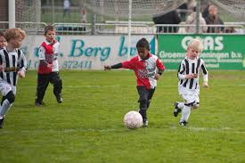 Steeds meer jonge voetballertjes krijgen een hartstilstand op de grasmat. (Foto: Flickr)