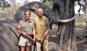 Koning Juan Carlos (rechts) ging geheel tegen zijn principes in op olifantenjacht in Botswana. Foto: http://eye4protest.blogspot.be/