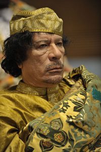 Ex-bevelhebber Khadafi (U.S. Navy photo by Mass Communication Specialist 2nd Class Jesse B. Awalt/Released Other versions)