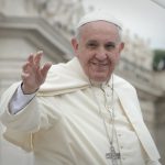 Paus verbaast wereld met net iets minder homofobe uitspraken dan voorganger