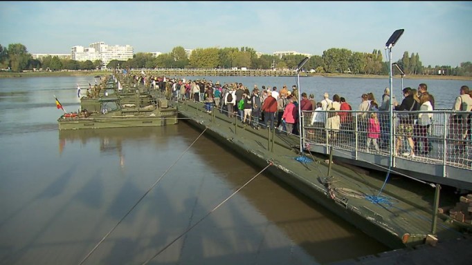 Het leger heeft veel ervaring met het helpen oversteken van mensen. (Foto: VTM)