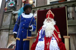 Sinterklaas (r.) en zijn Financial Operations Executive Piet Swarte (l.)