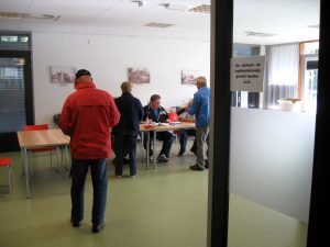 Browaeys verliet na korte tijd het stemlokaal (Foto: Ziko Van Dijk)