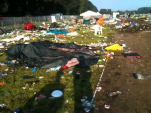 Een windstoot rukte het dak van de loods waarin Pukkelpop de compensatiebonnen bewaarde. (Foto: Youtube)