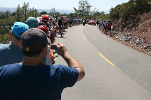 Mensen supporteren voor hun favoriete renner (Foto: Richard Masoner / Cyclelicious)