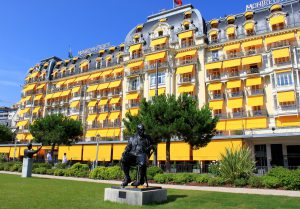 De tafel bevindt zich in het Montreux Palace. (Foto: Odrade123, Wikimedia Commons)