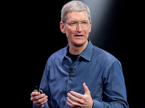 Apple CEO Tim Cook oefent alvast zijn verkooppraatje voor de iPay