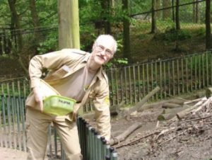 Verzorger Willy brengt een verse lading melkpoeder naar het mensenhok