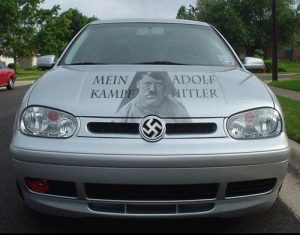 De gratis Volkswagen komt met reclame voor 'Mein Kampf'.