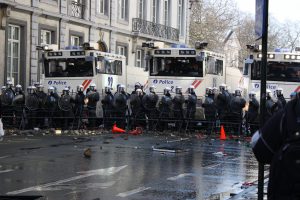 Er was een grote politiemacht nodig om de vreedzame betogers in toom te houden.