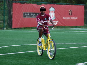 "Nu mijn carrière voorbij is durf ik af en toe met een fiets op het veld", aldus de anonieme J.J.